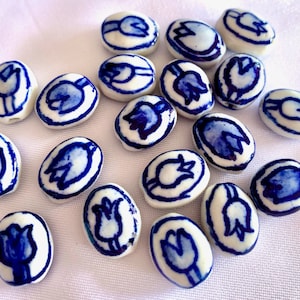 Handgemalte Oval Tulpe Delft Blau Keramikperlen, Flache Blume Cabochon Perle, handgemachte Blumen Spacer Focal Bead Schmuck machen DIY Zubehör