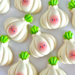 Cabochon in resina a retro piatto con faccina sorridente con aglio, mini ciondolo finto per cibo vegetale da fattoria per casa delle bambole, Decoden per accessori fai da te con fiocco per capelli