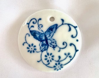 Ciondolo grande rotondo in ceramica blu Delft con farfalla dipinta a mano, Cottagecore Flower Insects, fornitura per la creazione di gioielli fai da te