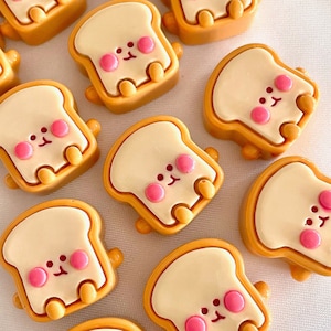 笑顔のフレンチトースト フラットバック樹脂カボション、かわいいドールハウスミニフェイク朝食フードチャーム、DIYヘアフォンケースアクセサリー用デコデンラバー