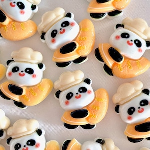 Baker Panda che abbraccia il pane Cabochon in resina a fondo piatto, simpatico ciondolo per cibo finto in miniatura per casa delle bambole, accessorio fai da te per la custodia del telefono per capelli Decoden Animal Lover