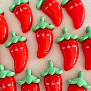 Cabochon in resina a retro piatto con faccia sorridente di peperoncino rosso, mini ciondolo di cibo vegetale finto per casa delle bambole, Decoden per accessori fai da te per elastici per capelli