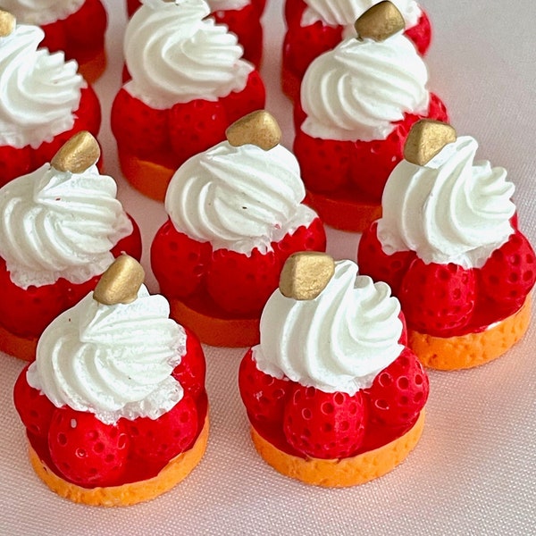 3D Erdbeer-Creme-Törtchen-Harz-Cabochon mit flacher Rückseite, Mini-Fake-Food-Gebäck-Dessert-Anhänger, Decoden-Liebhaber für DIY-Haar-Telefonhüllen-Zubehör