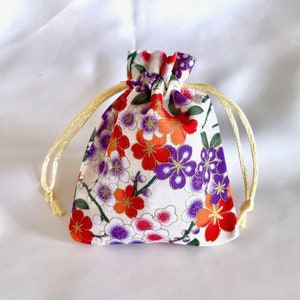 8 x 10 cm Weiß Japanisch Sakura Blumenmotiv Baumwolle Kordelbeutel, Kirschblüte Blume Schmuckstück Schmuck Aufbewahrungsbox Geldbörse Geldbörse