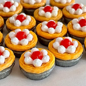 Cabochão de resina com costas planas e torta de creme de cereja 3D, mini pingente de sobremesa de massa de maçã com comida falsa, amante de decodificação para acessórios de capa de telefone de cabelo faça você mesmo