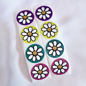 Adesivo rotondo con fiore di margherita sorridente felice, 1 pollice / 2,5 cm di larghezza, decalcomania floreale Emoji assortita rosa gialla viola verde, confezione per piccole aziende