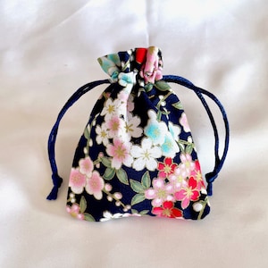 Bolsa de algodón con cordón y motivo floral japonés Sakura de color negro, 8 x 10 cm, organizador de joyas, monedero, tarjetero, flor de cerezo