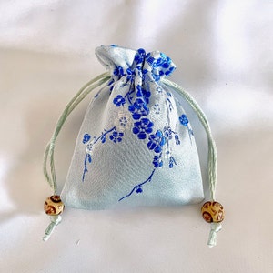 8 x 10 cm ライトブルー 桜の花柄モチーフ サテン 巾着ポーチ 花の小物入れ ジュエリー収納オーガナイザー コインバッグ 財布 ウェディングギフト