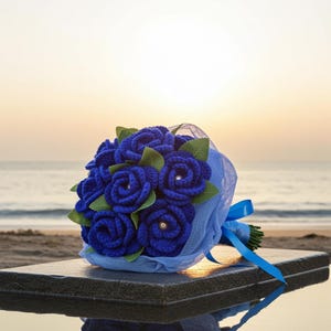 Ramo de rosas azules de ganchillo hecho a mano: flores tejidas eternas para graduaciones, cumpleaños o el Día de la Madre. imagen 10