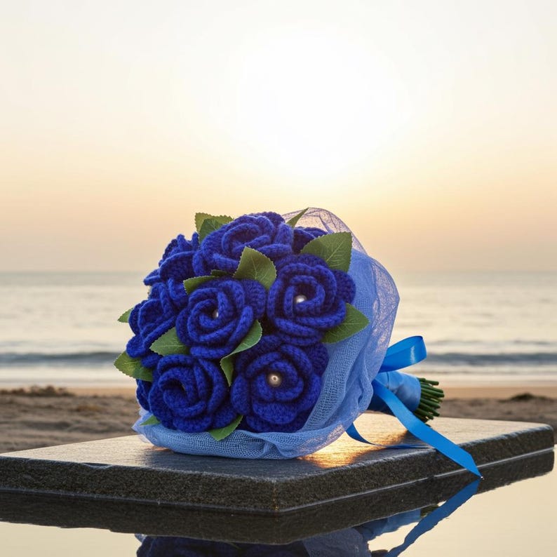 Ramo de rosas azules de ganchillo hecho a mano: flores tejidas eternas para graduaciones, cumpleaños o el Día de la Madre. imagen 10