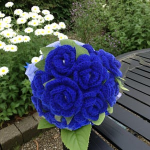 Ramo de rosas azules de ganchillo hecho a mano: flores tejidas eternas para graduaciones, cumpleaños o el Día de la Madre. imagen 13