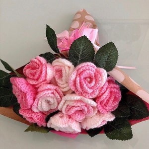 Buquê de rosas cor de rosa em crochê com linda embalagem, presente personalizado para mãe, amigos, dia dos namorados, presente de dia das mães