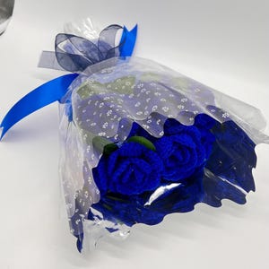 Ramo de rosas azules de ganchillo hecho a mano: flores tejidas eternas para graduaciones, cumpleaños o el Día de la Madre. imagen 6