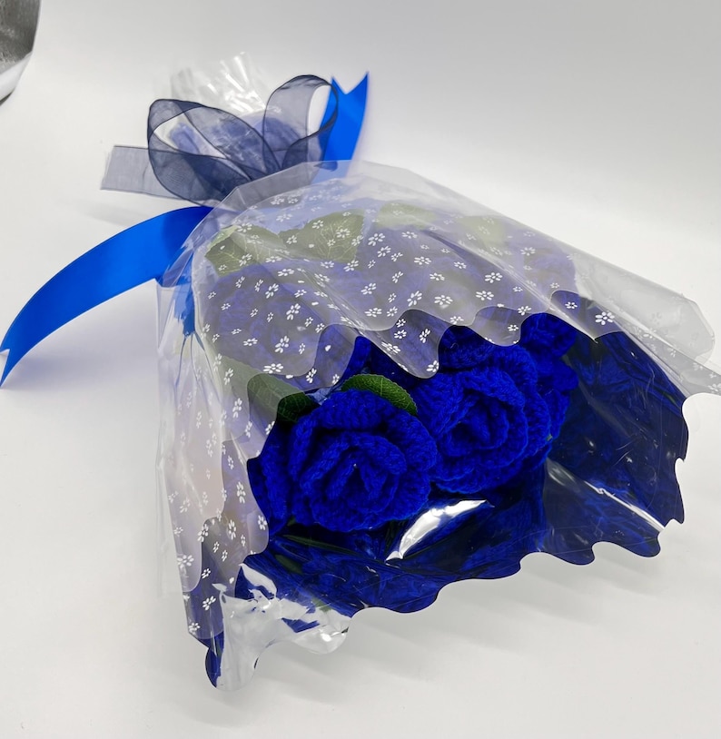 Ramo de rosas azules de ganchillo hecho a mano: flores tejidas eternas para graduaciones, cumpleaños o el Día de la Madre. imagen 6