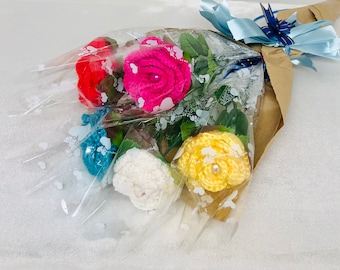 Ramo de rosas tejidas a dos agujas y a crochet para el Día de la Madre, el Día de San Valentín, cumpleaños y aniversarios.