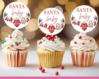 Könnte beinhalten: Drei Cupcakes mit weißem Zuckerguss, roten und grünen Streuseln und einem "SANTA baby"-Topper. Die Topper zeigen Babykleidung und den Text "SANTA baby". Der untere Teil des Bildes lautet "2 INCH CUPCAKE TOPPERS".