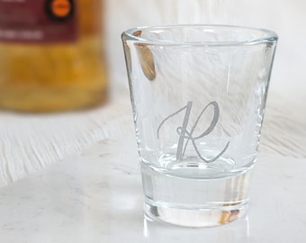 Handgraviertes 1,5 oz Schnapsglas | Gastgeschenke Hochzeit | Personalisiertes Geschenk | Brautjungfern Geschenk | Junggesellinnenabschied | Weihnachtsgeschenk | Monogramm