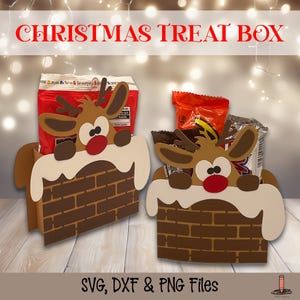 Könnte beinhalten: Zwei Weihnachtssüßigkeitenboxen in Form von Schornsteinen mit Rentieren, die über den Rand schauen. Die Rentiere haben braune Geweihe, Ohren und Augen mit einer roten Nase. Der Schornstein ist braun mit weißem Schnee. Der Text "CHRISTMAS TREAT BOX" steht oben.