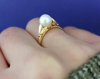 Antique Edwardian Pearl Ring: 18k Yellow Gold French Jewelry