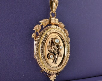 Antiek 18kt Victoriaans gegraveerd medaillon & parels Antiek Victoriaans 18K massief gouden medaillon Franse Napoleon III medaillon c. Vintage goud uit de jaren 1860