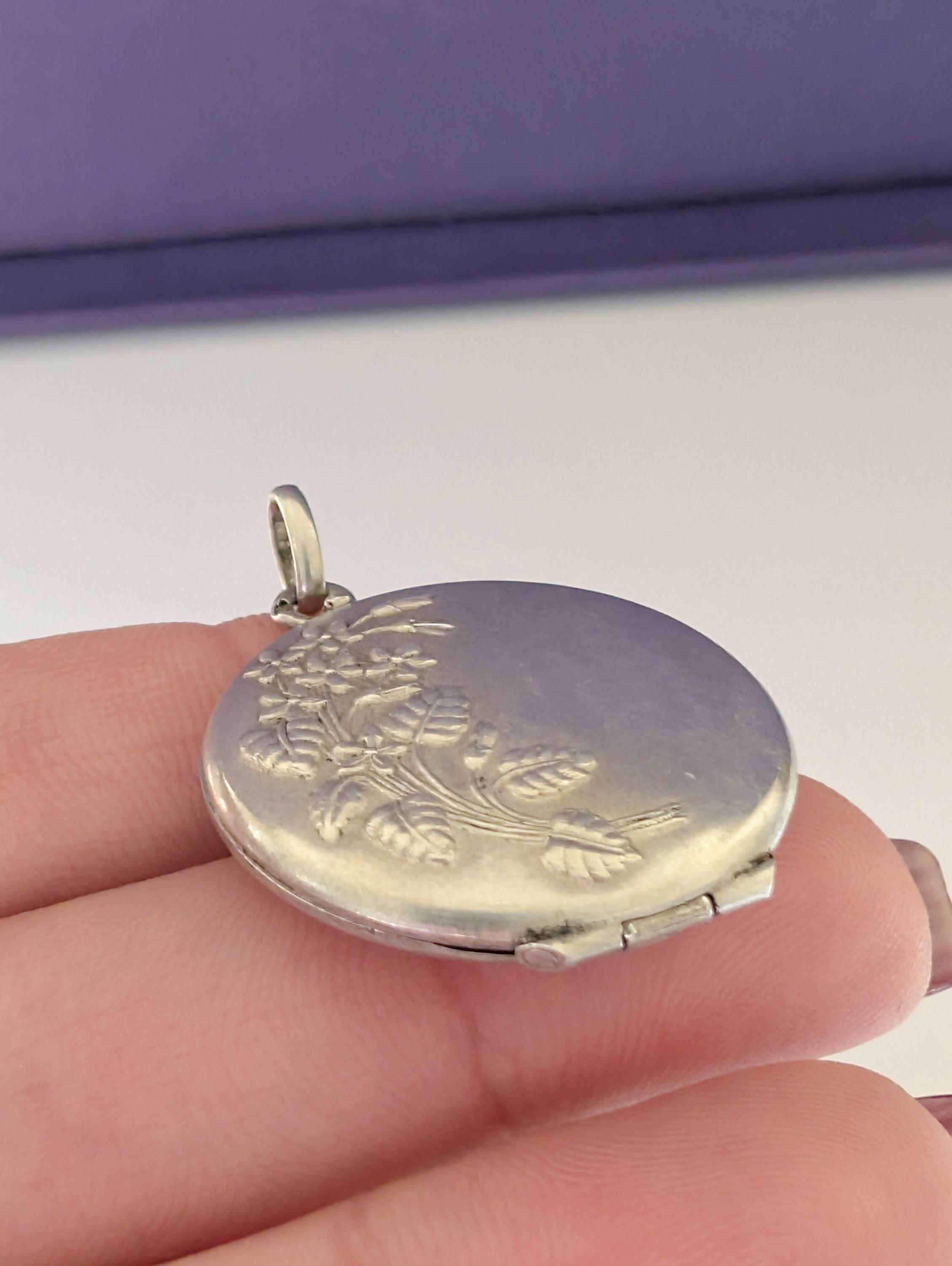 アールヌーボー シルバー ロケット: Repousse フローラル フォト