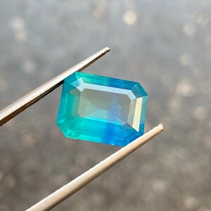 Tweekleurige parti saffier edelsteen: 6,20 kt, stralend geslepen, Australische oorsprong