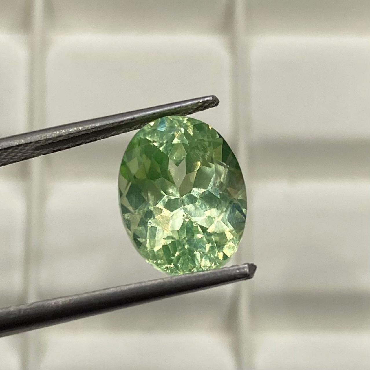 グリーンスピネル宝石：4.2カラットラディアントカット、12x9x7mm