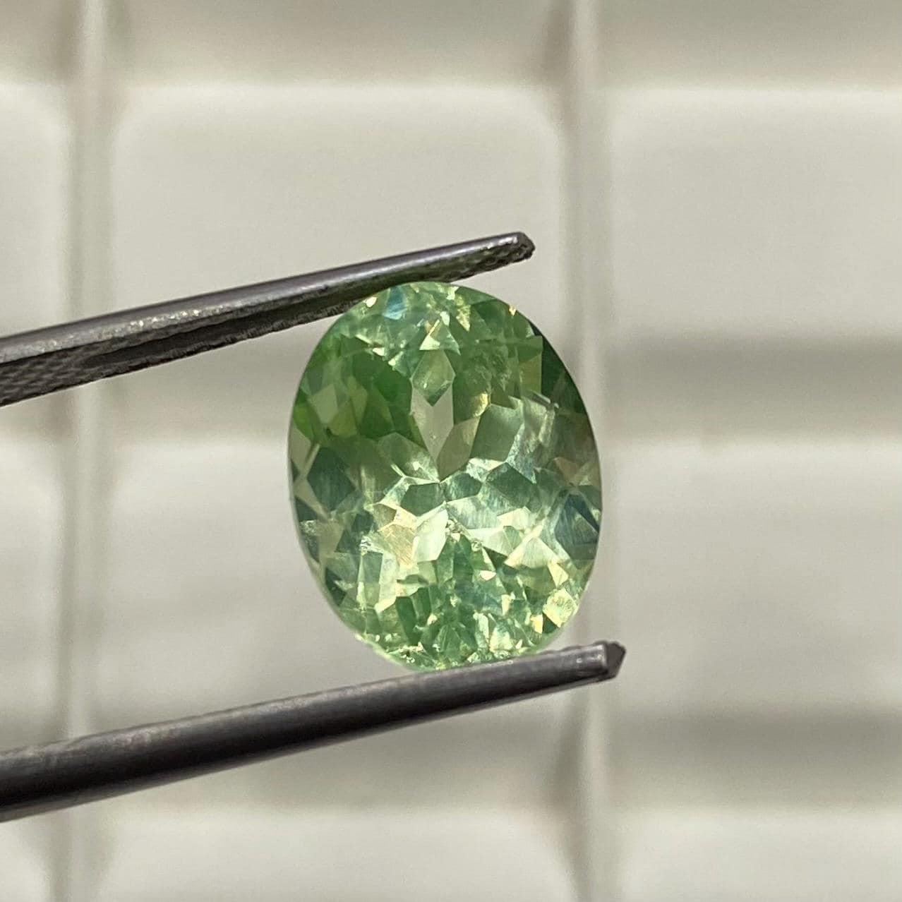 グリーンスピネル宝石：4.2カラットラディアントカット、12x9x7mm