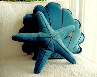 Cojines de estrellas de mar y conchas azul turquesa, conchas marinas junto al mar con almohadas de estrellas de mar, decoración casera de playa en el sofá y el sofá en la sala de estar