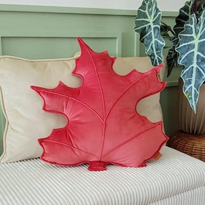 Ahornblatt Kissen, Herbst Deko Kissen, dekorativer botanischer Wohnakzent, Wald Geschenkidee für Pflanzenliebhaber, Blattform für das Kinderzimmer
