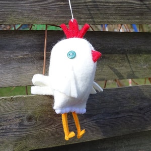 Small chicken made of fabric to hang, hand sewn fabric chicken, decoration Easter spring country house table Easter basket gift, fabric chickens to hang