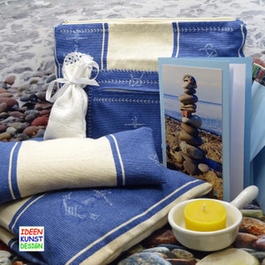 Coffret cadeau de yoga 7 pièces de haute qualité. Des ustensiles pour la méditation bien-être dans une grande trousse à maquillage. Cadeau complet avec carte de vœux