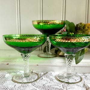 Copas de champán Empoli vintage de color verde esmeralda – Juego de 3 copas de cóctel italianas de cristal artístico con decoración dorada y tallo retorcido.