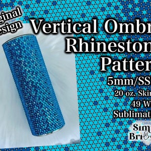 Könnte beinhalten: Ein blauer Ombre-Strassmusterbecher. Der Becher ist mit kleinen, funkelnden Strasssteinen bedeckt. Der Text auf dem Bild lautet "Vertical Ombre Rhinestone Pattern", "20 oz. Skinny" und "Original Design".