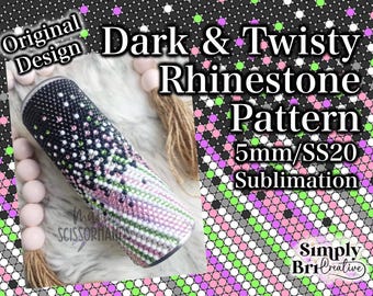 Könnte beinhalten: Ein zylindrischer Becher mit einem dunklen und gewundenen Strassmuster, das durch Sublimationsdruck von 5mm/SS20 Strasssteinen in Schwarz, Pink und Grün entsteht. Der Text lautet Original Design, Dark & Twisty Rhinestone Pattern, 5mm/SS20 Sublimation und Simply BriCreative.