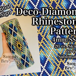 Puede incluir: Un vaso skinny de 20 oz cubierto con un patrón de diamantes de imitación con cristales azules, dorados y blancos. El texto en la imagen dice: Original Design, Deco-Diamond Rhinestone Pattern, 4mm/SS16, 20 oz. Skinny, 60 Wide Sublimation, Simply BriCreative.