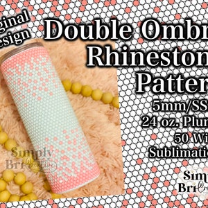 Puede incluir: Un vaso blanco con un diseño de strass de color rosa y blanco degradado. El vaso tiene una capacidad de 24 onzas y una anchura de 50 pulgadas. El texto "Original Design" y "Double Ombre Rhinestone Pattern" es visible en la imagen. El texto "5mm/SS20", "24 oz. Plump", "50 Wide" y "Sublimation" también es visible en la imagen.