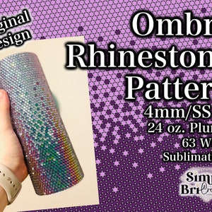 Puede incluir: Un vaso de acero inoxidable de 24 onzas, de 63 pulgadas de ancho, con un patrón de pedrería degradado. El vaso está decorado con pedrería de 4 mm en un degradado de colores. El texto "Ombré Rhinestone Pattern" está escrito en blanco sobre un fondo morado. El texto "4mm/SS16" está escrito en blanco sobre un fondo morado. El texto "24 oz. Plump" está escrito en blanco sobre un fondo morado. El texto "63 Wide" está escrito en blanco sobre un fondo morado. El texto "Sublimation" está escrito en blanco sobre un fondo morado. El texto "Simply BriCreative" está escrito en blanco sobre un fondo morado.