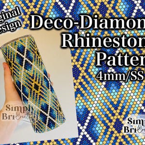 Puede incluir: Un vaso cilíndrico cubierto con un diseño de diamantes de imitación en forma de rombos con cristales azules, dorados y blancos. El texto Original Design, Deco-Diamond Rhinestone Pattern, 4mm/SS16 y Simply BriCreative es visible.