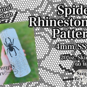 Op de afbeelding: Een witte, slanke tumbler van 20 ounce met een zwart spinnenwebontwerp gemaakt met strass. De tumbler is 60 inch breed en gebruikt 4 mm SS16 strass. De tekst "Simply BriCreative" staat op de tumbler en in de afbeelding.