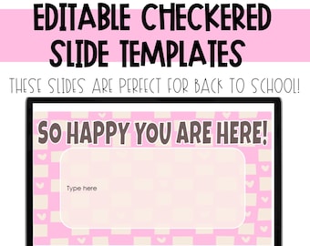 Può includere: Uno schermo di computer portatile che mostra uno sfondo a scacchi rosa e bianco con cuori bianchi. Il testo "SO HAPPY YOU ARE HERE!" è visualizzato in un carattere marrone nella parte superiore dello schermo. Il testo "Type here" è visualizzato in un carattere grigio in una casella di testo sullo schermo.