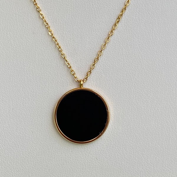 Collier Ginette, chaîne dorée avec un pendentif disque noir, idée cadeau femme, livraison rapide, bijou de belle qualité, envoi rapide