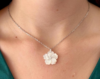 Bellissima collana con fiore in madreperla, realizzata in argento massiccio lucido con catena regolabile, prodotta in Francia. Un'idea regalo perfetta per la Festa della Mamma o un compleanno.
