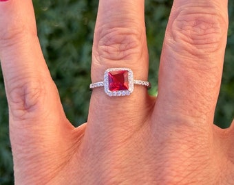 Superbe bague en argent massif carrée rouge et brillants, couleur rouge rubis, made in France, idée cadeau bague de fiançailles envoi rapide