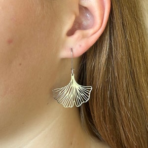 Golden gingko earrings, Art Nouveau style, stylized flower, beautiful quality gift idea for women, gift box included, fast shipping Argent