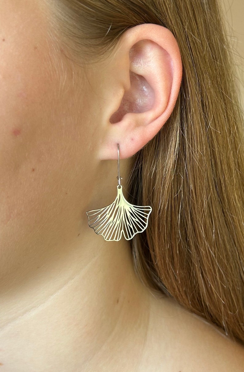 Golden gingko earrings, Art Nouveau style, stylized flower, beautiful quality gift idea for women, gift box included, fast shipping Argent