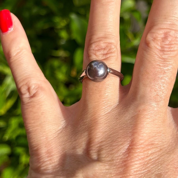 Bague en argent massif avec une perle grise, fabriquée en France, belle qualité, une idée cadeau femme qui plaira, envoi rapide