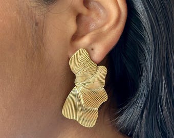 Pendientes grandes de oro con diseño floral. Elegantes, originales, perfectos para bodas, eventos formales o veladas con estilo.