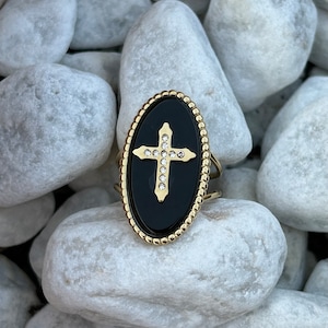 Goldener und schwarzer Kreuzring aus Naturstein – Großer ovaler Ring – Schicker und origineller religiöser Schmuck – Geschenkidee zum Geburtstag
