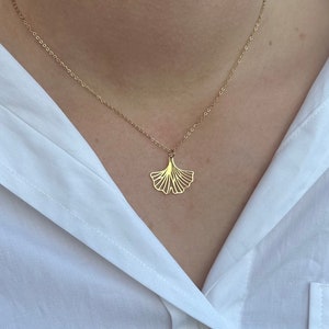 Graziosa collana di gingko biloba color oro o argento, fiore stilizzato, regolabile, idea regalo compleanno donna, consegna veloce immagine 1